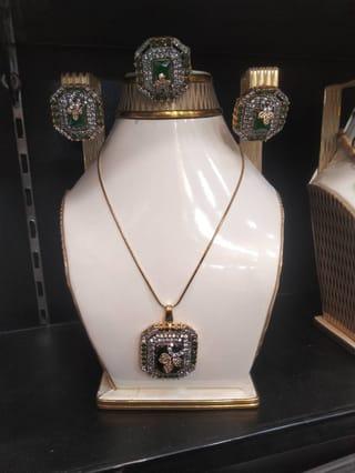 Emerald Diamond Jewellery Set