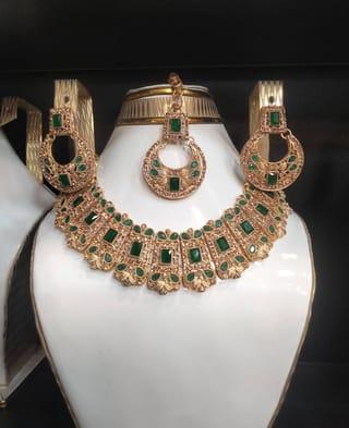 Traditional Emerald Gold Necklace Set